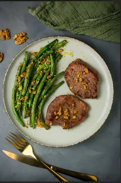 Sirloin bites served with green beans (illustrative image)