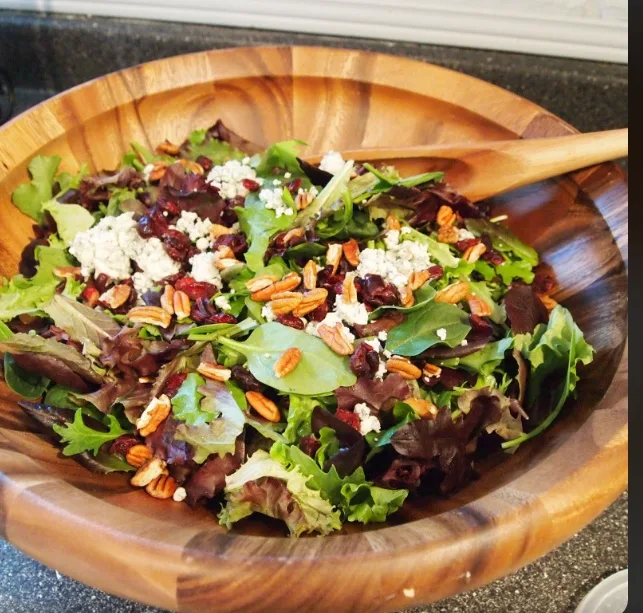Mixed greens salad with pecans, cranberries and blue cheese (illustrative image)