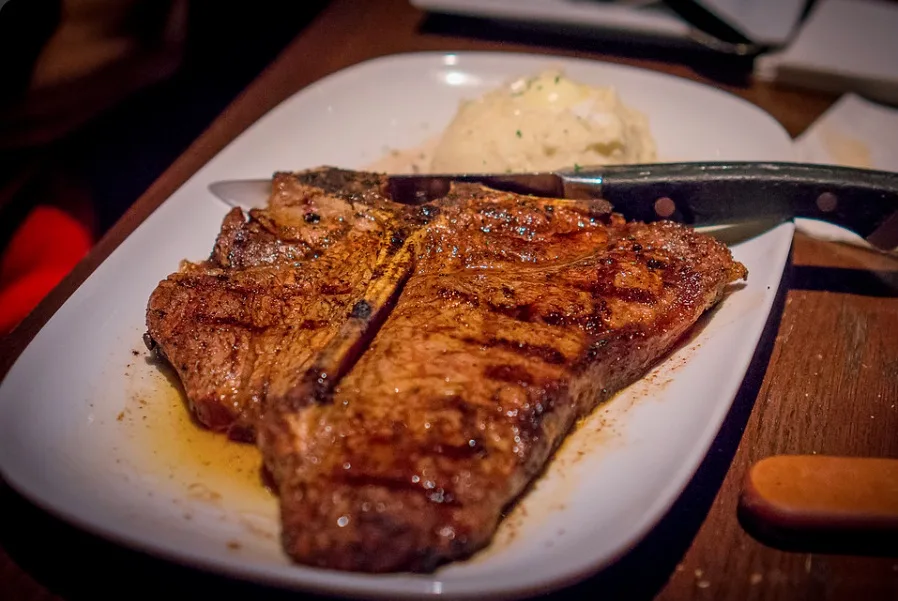 Grilled porterhouse with mashed potatoes (illustrative image)